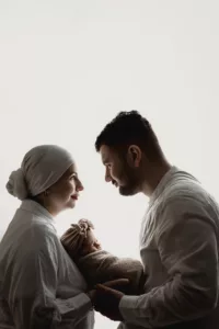 photo famille avec son nouveau-né lors d'une séance photo naissance 