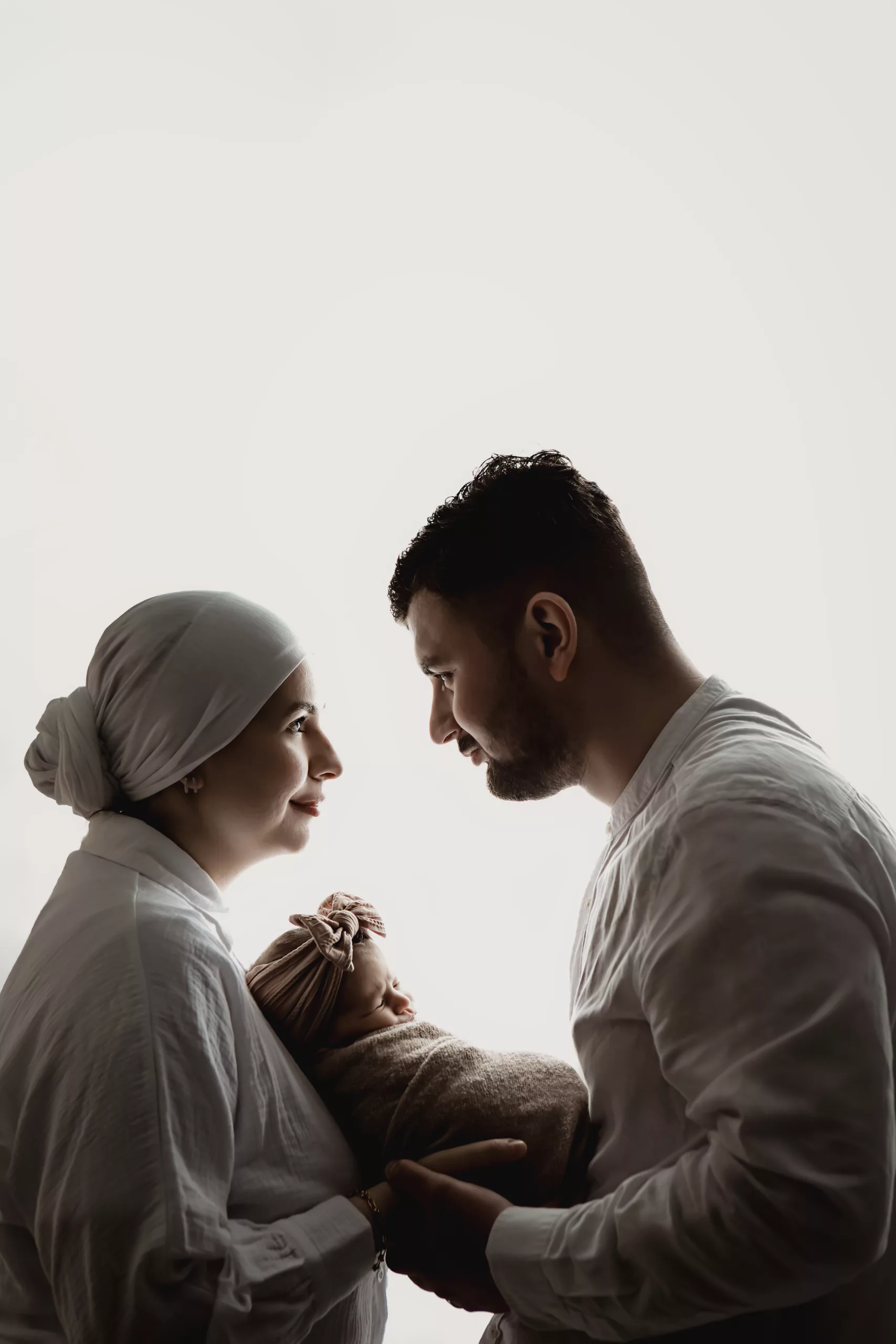photo famille avec son nouveau-né lors d'une séance photo naissance